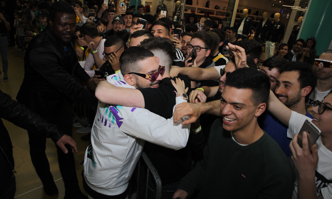 Enzo Dong abbracciando i fan all'apertura di JD Nola