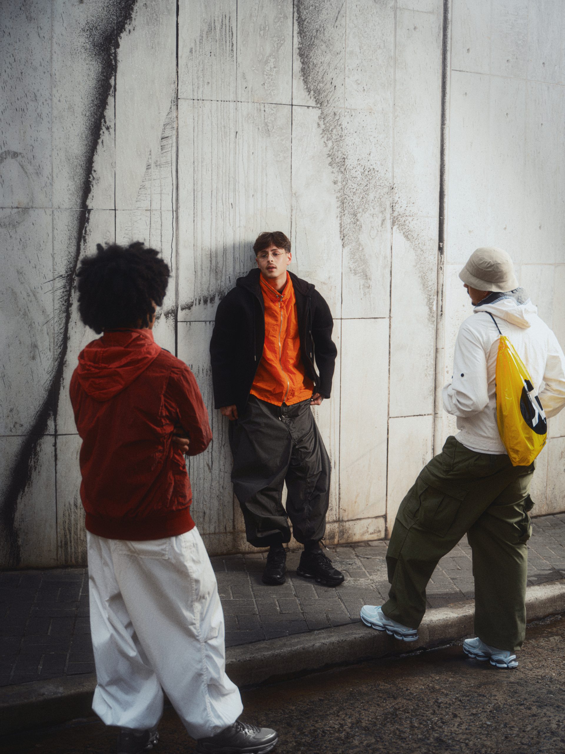 Outfits de hombre con New Balance ABZORB 2000