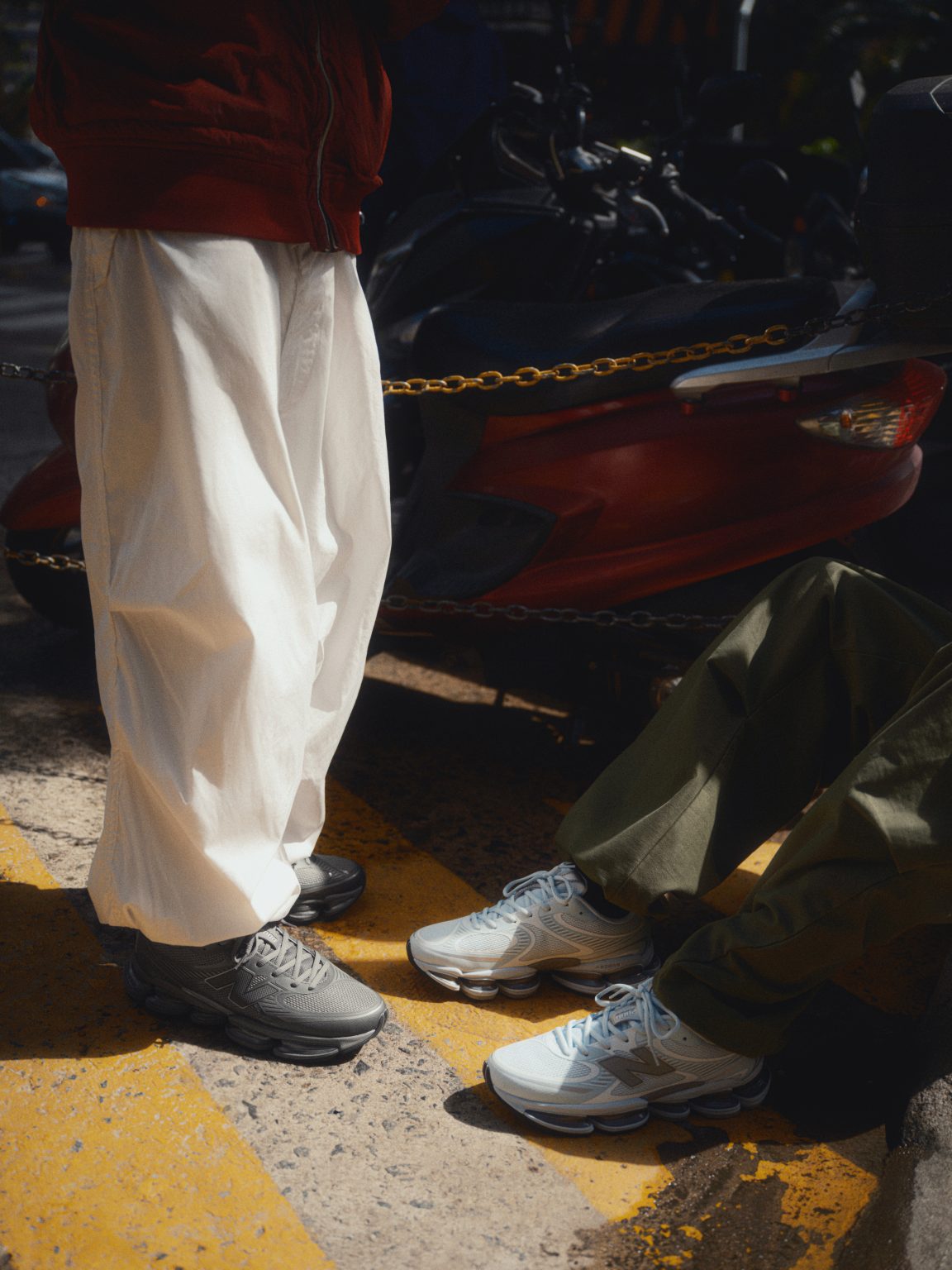 Outfit con New Balance ABZORB 2000 grises y azul claro