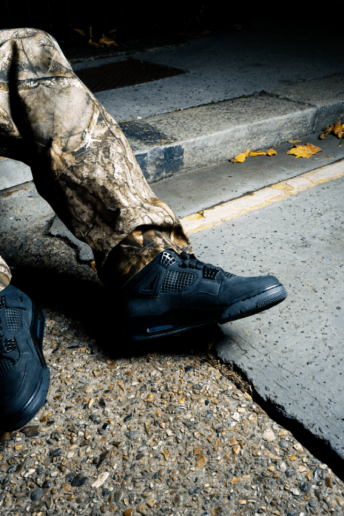 Look streetwear con le Air Jordan 4 Black Cat ai piedi