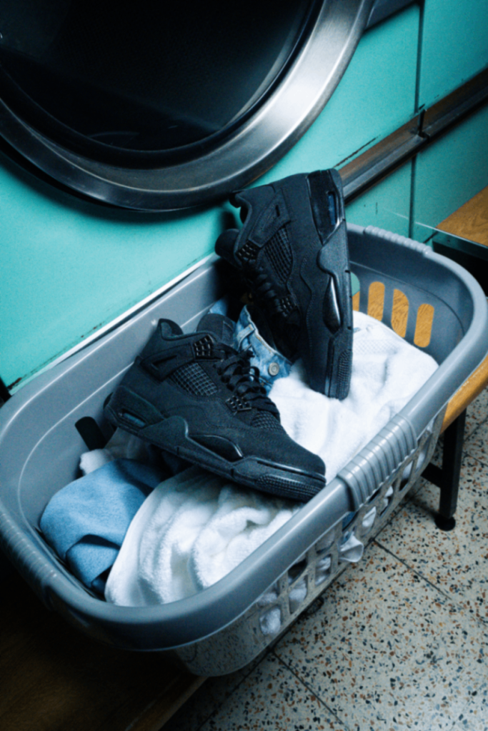 Air Jordan 4 Black Cat profilo laterale in colore nero OG