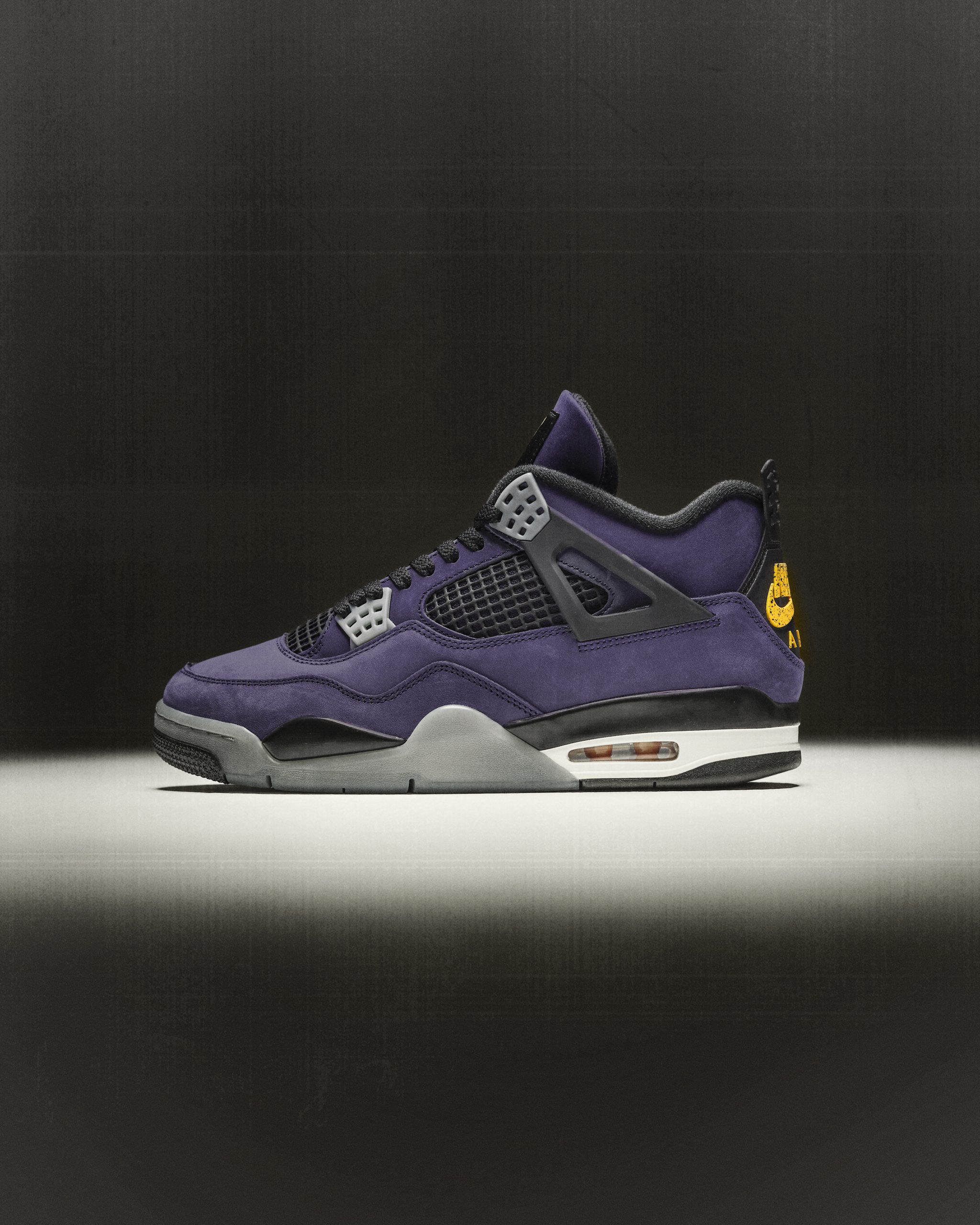 Air Jordan 4 Imperial Purple vista laterale sneaker viola e nera con dettagli oro