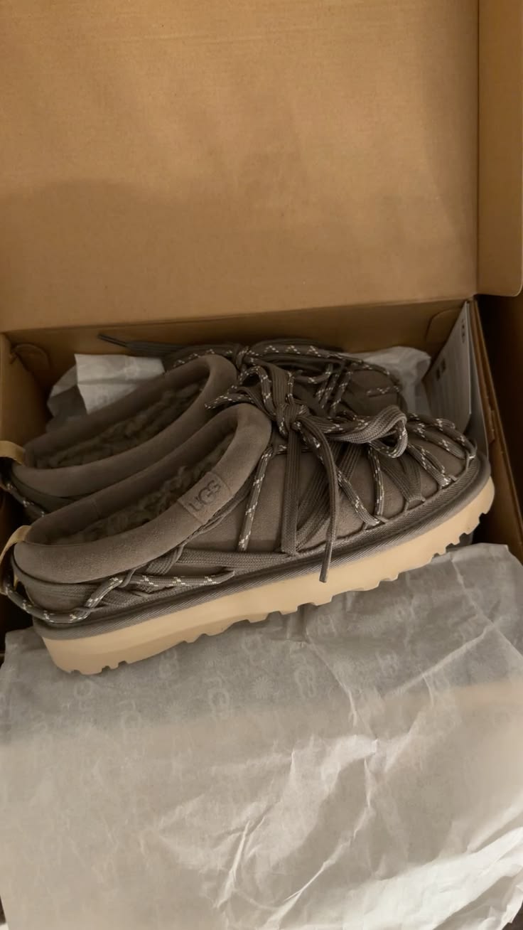 UGG Tasman Lace con lacci