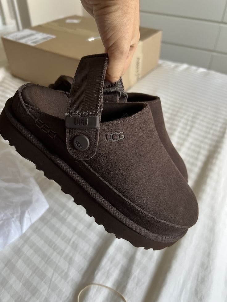 Clog UGG Goldenstar in suede e shearling